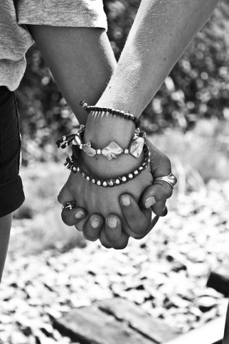 love-6-small-pixels-hands-63743_640