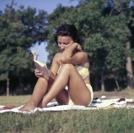 people-2595729_640 reading in a bikini